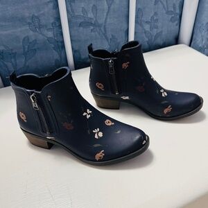 Lucky Brand navy blue floral ankle rain boots sz.8